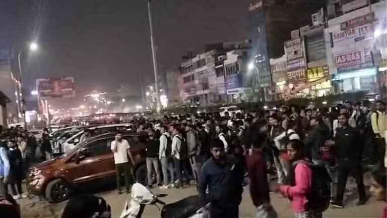 கழிவுநீர் வடிகாலில் ஏற்பட்ட திடீர் கேஸ் கசிவு – 12 பேர் மயக்கம்