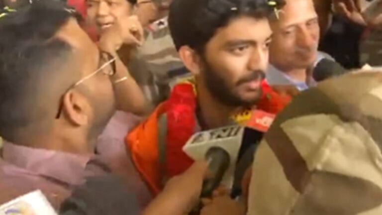 சென்னை திரும்பிய குகேஷ்க்கு பிரமாண்ட வரவேற்பு