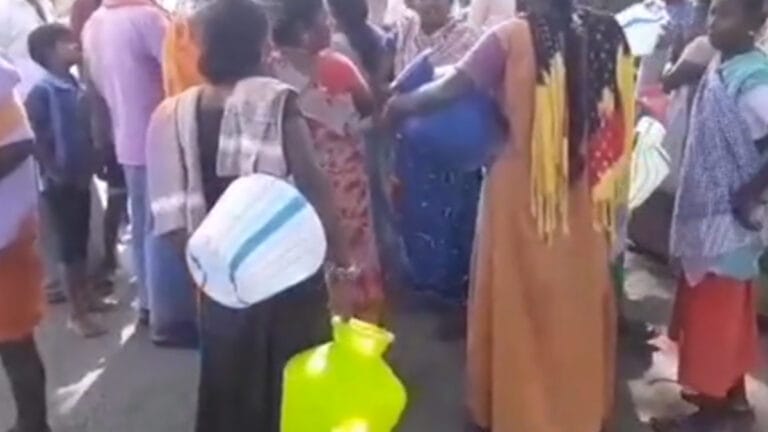 15 நாட்களுக்கும் மேலாக குடிநீர் இல்லை – போராட்டத்தில் இறங்கிய மக்கள்