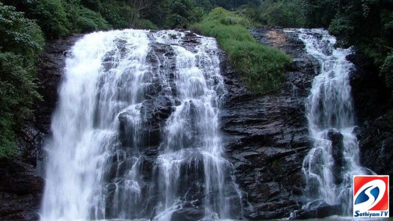 சுற்றுலா பயணிகளுக்கு ஹேப்பி நியூஸ் : குற்றால அருவியில் குளிக்க அனுமதி