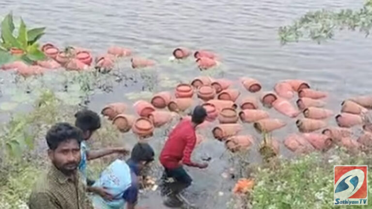 ஏரியில் கவிழ்ந்த லாரி : தண்ணீரில் மிதக்கும் கேஸ் சிலிண்டர்கள்