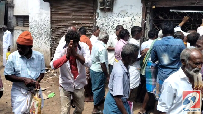 டாஸ்மாக் கடை திறக்காததால் ஆர்ப்பாட்டத்தில் ஈடுபட்ட மது பிரியர்கள்