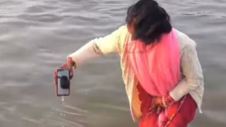 கும்பமேளாவில் வீடியோ காலில் கணவனை அழைத்து பெண் செய்த செயல்