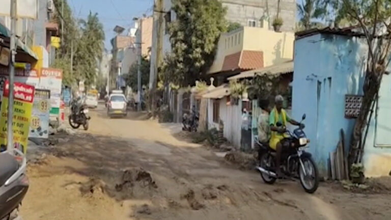 மதுரவாயலில் நீண்ட நாட்களாக குண்டும் குழியுமாக காணப்படும் சாலை
