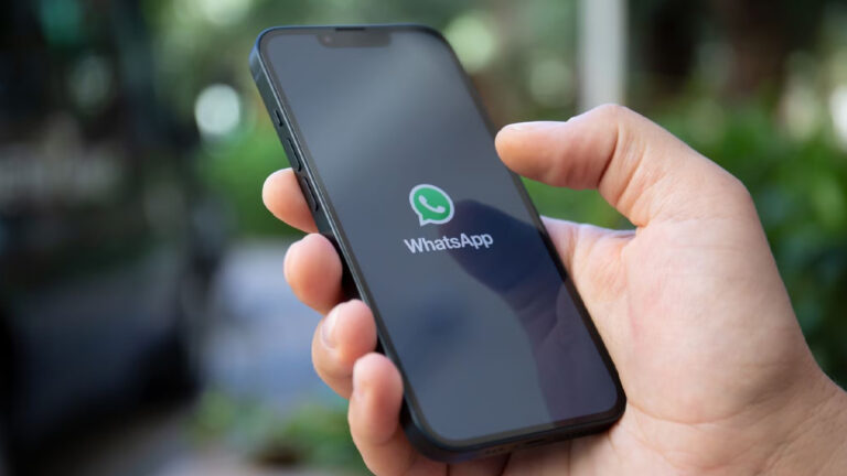 வாட்ஸ் அப் ஸ்டேட்டஸ் மூலம் மிரட்டல் : இளைஞரை கைது செய்த போலீஸ்