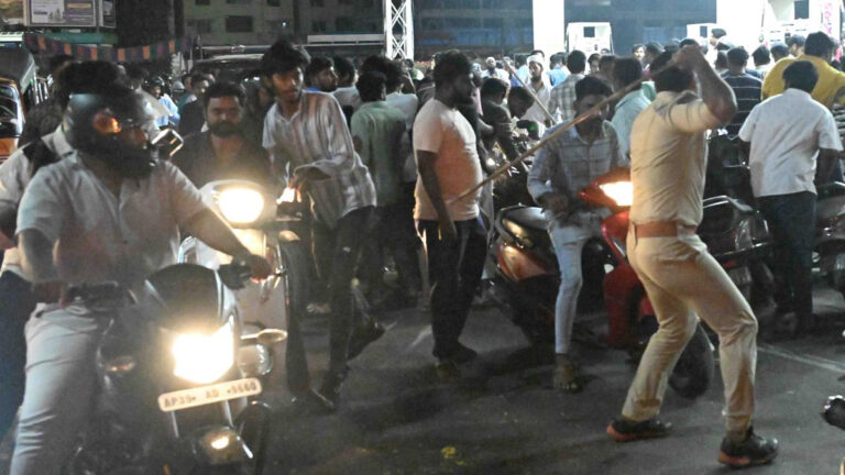 ஆந்திராவில் கிரிக்கெட் வெற்றியை கொண்டாடியவர்கள் மீது போலிசார் தடியடி