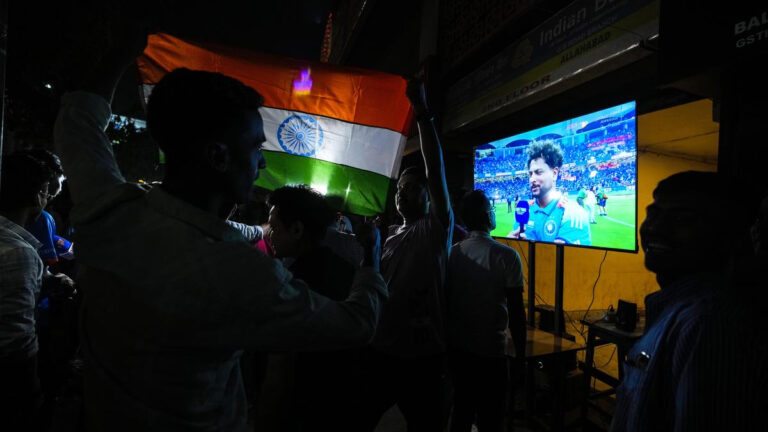 கிரிக்கெட் வெற்றியை கொண்டாடிய போது மோதல் : வாகனங்களுக்கு தீ வைப்பு