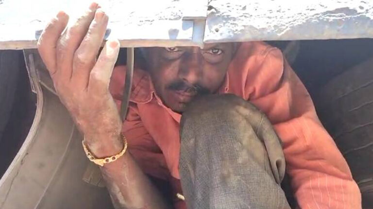 பேருந்தின் ஸ்டெப்னி டயரில் பயணம் செய்த போதை ஆசாமி