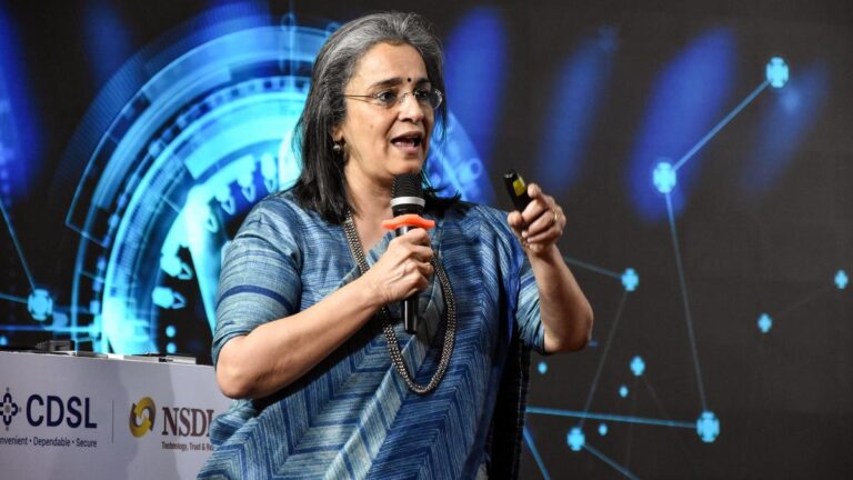 செபி தலைவராக இருந்த மாதவி புரி புச் மீது வழக்கு பதிவு