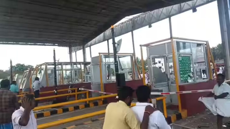வத்தலகுண்டு அருகே அடித்து நொறுக்கப்பட்ட டோல்கேட்