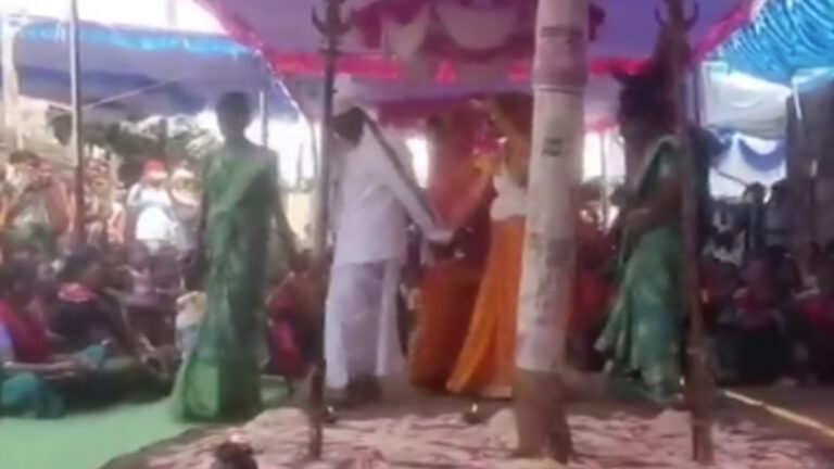 ஒரே மேடையில் 2 பெண்களை கரம்பிடித்த இளைஞர்