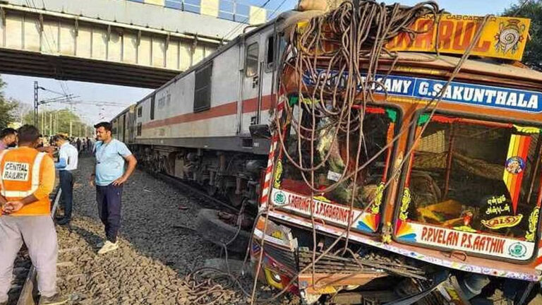 மகாராஷ்டிராவில் எக்ஸ்பிரஸ் ரயில் மீது லாரி மோதி விபத்து