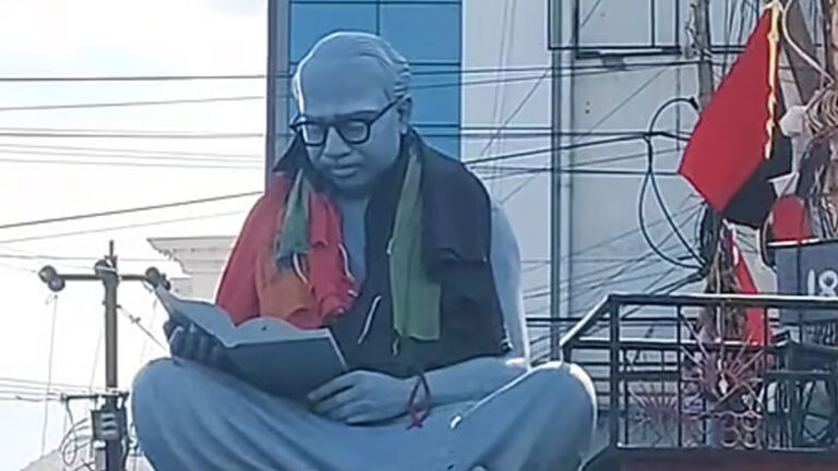 திமுக-பாஜக கொடியை இணைத்து அண்ணா சிலை மீது போடப்பட்டதால் பரபரப்பு