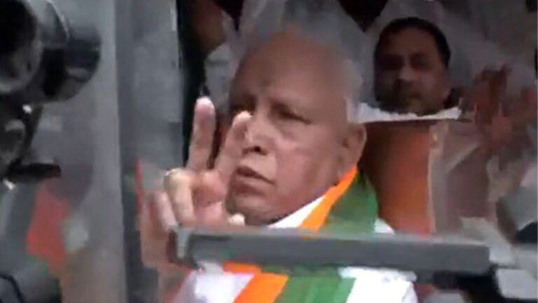கர்நாடகாவில் முன்னாள் முதல்வர் எடியூரப்பா கைது