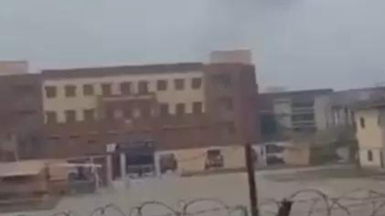 லாகூரை தொடர்ந்து கராச்சியிலும் குண்டுவெடிப்பு – பீதியில் மக்கள்