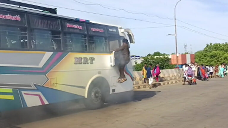 சிவகங்கை அருகே தனியார் பேருந்து தீப்பிடித்து எரிந்ததால் பரபரப்பு