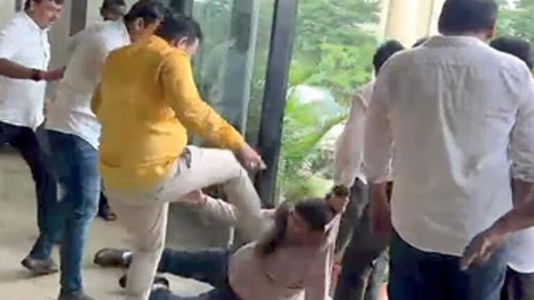 குறைதீர் கூட்டத்தில் கூடுதல் ஆணையர் தாக்கப்பட்டதால் பரபரப்பு