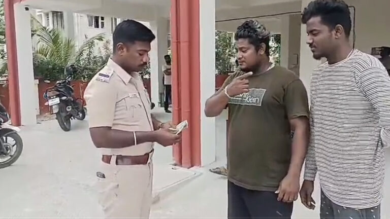ATM ல் இருந்த 10 ஆயிரம் ரூபாய் : காவல் நிலையத்தில் ஒப்படைத்த இளைஞருக்கு பாராட்டு