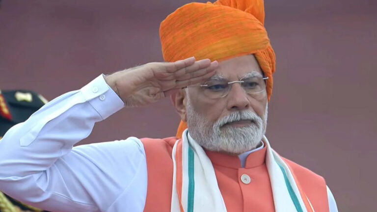 டெல்லி செங்கோட்டையில் தேசியக் கொடியை ஏற்றினார் பிரதமர் மோடி